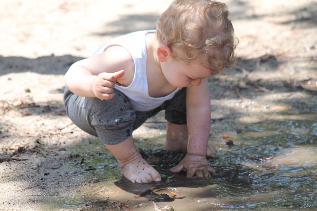 child, mud, puddle-2132463.jpg